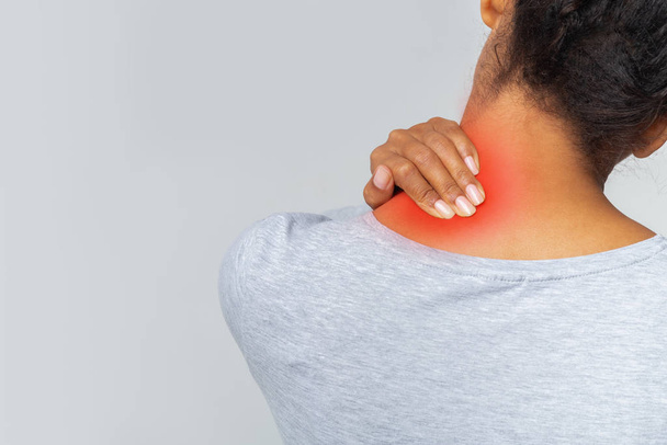 Mujer joven con dolor agudo en el cuello
 - Foto, Imagen