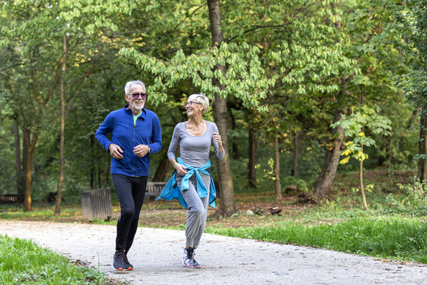 Active pensioners have recreation on public park - Foto, afbeelding