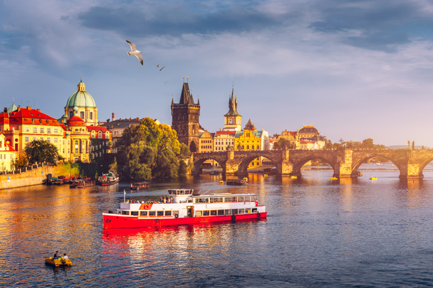 Prag Kalesi, Charles Köprüsü ve Vltava Nehri 'ndeki tekneler. Vie - Fotoğraf, Görsel