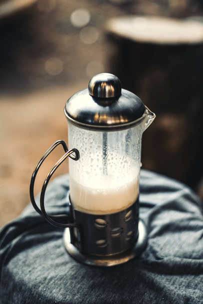 Koffiezetapparaat Melk en melkschuimer In een glas - Foto, afbeelding