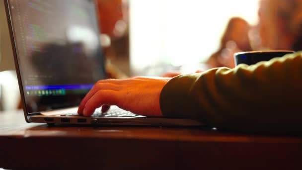 closeup mans mains freelancer assis dans un café ordinateur portable de travail - Séquence, vidéo