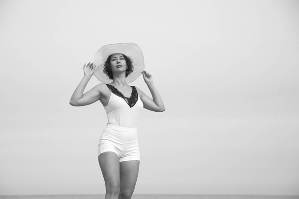 Woman in a white hat on background of the sea - Fotografie, Obrázek