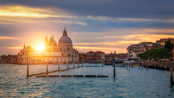 Μεγάλο Κανάλι με γόνδολες στη Βενετία, Ιταλία. Ηλιοβασίλεμα του Venic - Φωτογραφία, εικόνα