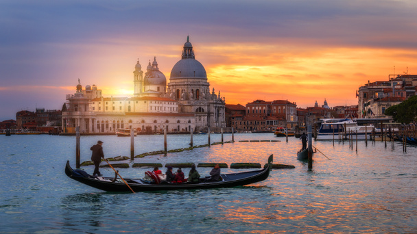 Canal com gôndolas em Veneza, Itália. Arquitetura e marcos
 - Foto, Imagem