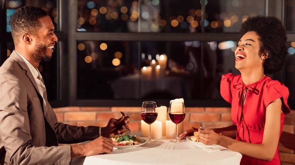 Casal feliz ter encontro romântico conversando e rindo no restaurante
 - Foto, Imagem