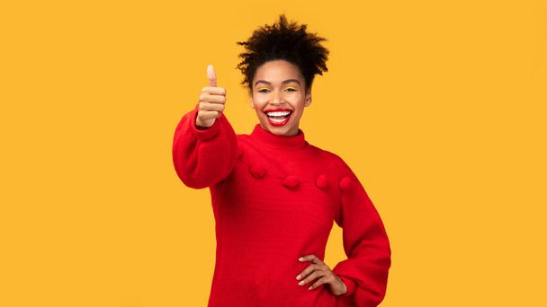 Afro žena ukazuje palec nahoru a usmívá se - Fotografie, Obrázek