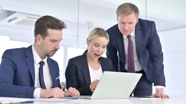 Vrolijk Business Team viert succes op laptop  - Video