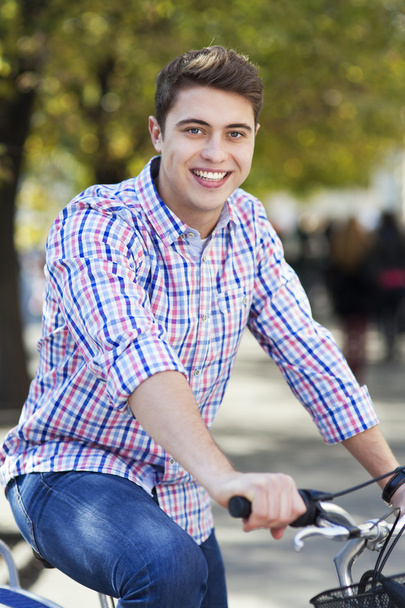 Young man on bike - Foto, afbeelding