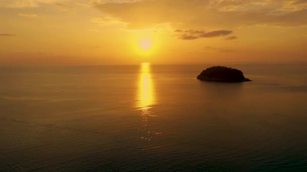Fotografia lotnicza piękna chmura o zachodzie słońca nad plażą Kata Phuke - Materiał filmowy, wideo