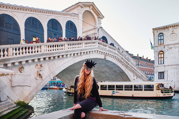 Венеція, Італія - 10 лютого 2018: Люди в масках і костюмах на Венеційському карнавалі - Фото, зображення