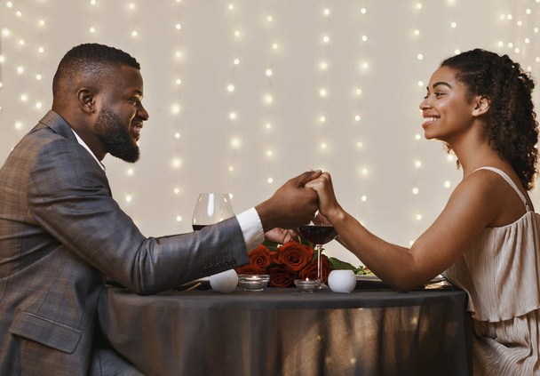 Африканська пара любить вечеряти з валентиною в ресторані. - Фото, зображення