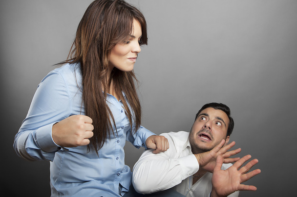 Девушка угрожает кулаком его парню
 - Фото, изображение