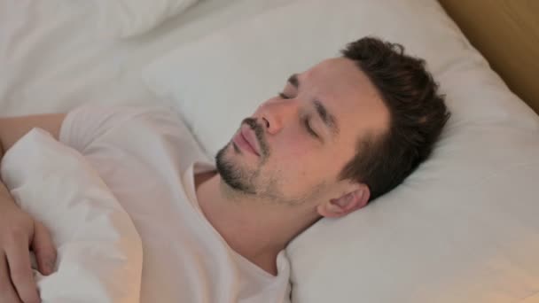 yatakta uyuyan genç adam portresi - Video, Çekim