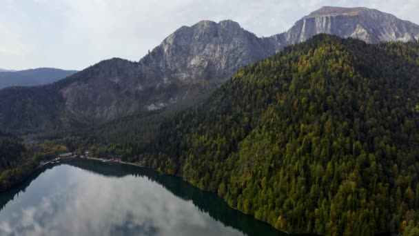Luftaufnahme von schönen alpinen See ritsa Speedboot schwimmenden Sommer, Blick von oben auf herrlichen See ritsa zwischen Bergen im Nationalpark, klares Wasser, unberührte Natur. - Filmmaterial, Video