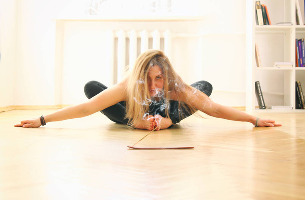 Lezioni di yoga in palestra, a casa, ovunque con incensi aromatizzati
 - Foto, immagini