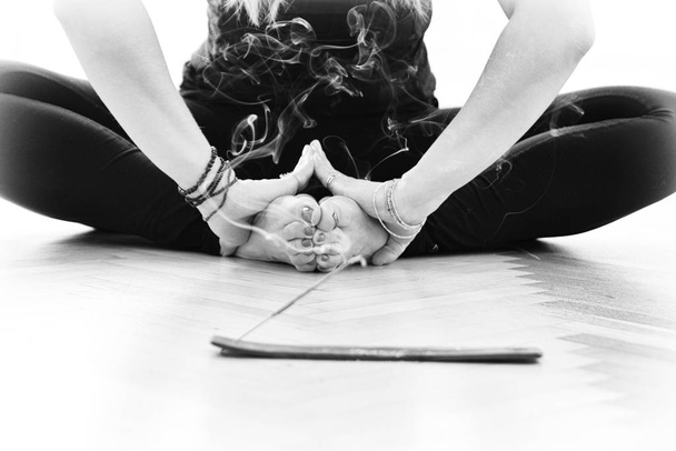 Yoga lessen in de sportschool, thuis, overal en altijd met smaak wierook stiks - Foto, afbeelding