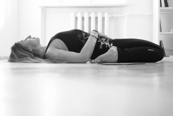 Clases de yoga en el gimnasio, en casa, en cualquier lugar con puntas de incienso aromatizadas
 - Foto, Imagen