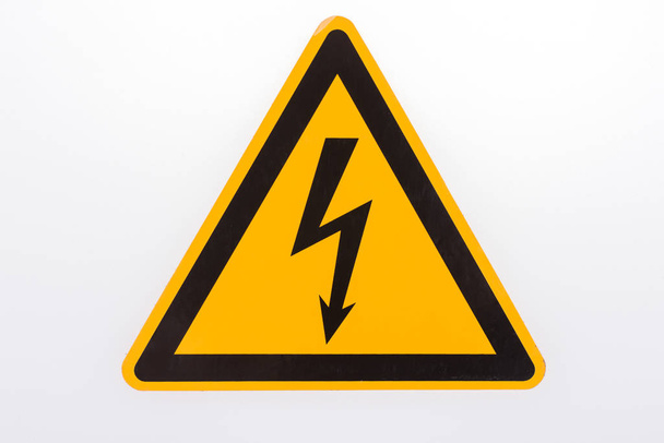 Предупреждающий знак Высокое напряжение желтый треугольник изолирован на белом
 - Фото, изображение