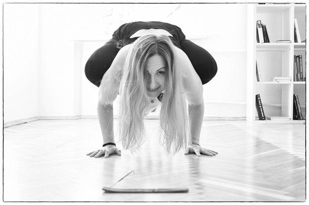Clases de yoga en el gimnasio, en casa, en cualquier lugar con puntas de incienso aromatizadas
 - Foto, imagen