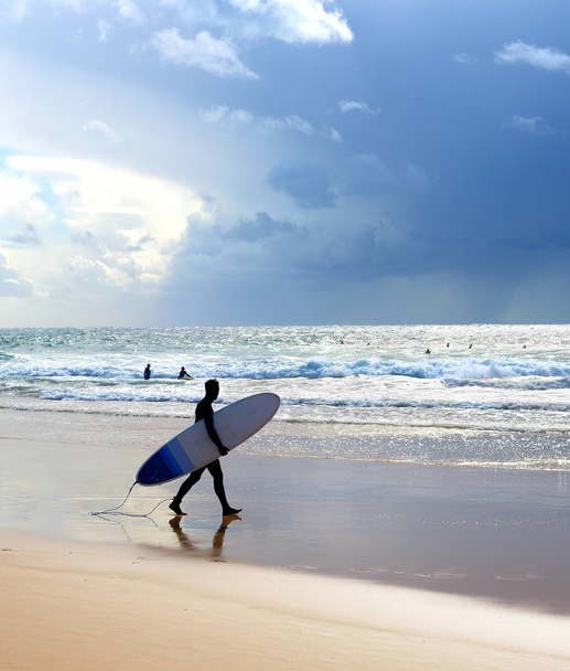 Surfer surfboard beach rain Portugal - Φωτογραφία, εικόνα