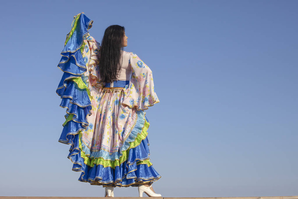 молода жінка танцює в циганському платті
 - Фото, зображення