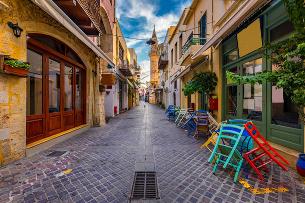 Calle en el casco antiguo de Chania, Creta, Grecia. Encantadora calle
 - Foto, imagen