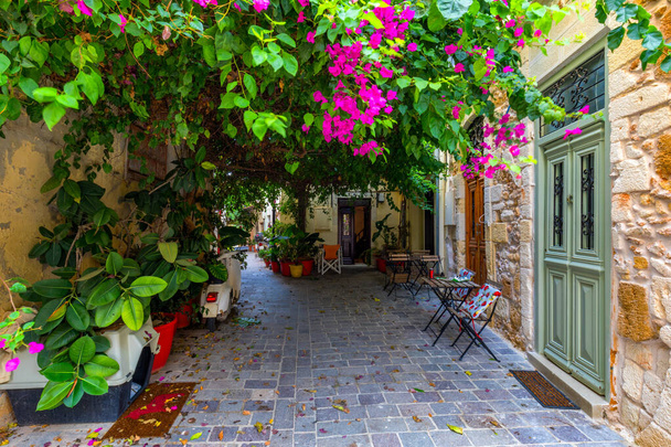 Strade affascinanti delle isole greche, Creta. Strada nel centro storico
 - Foto, immagini