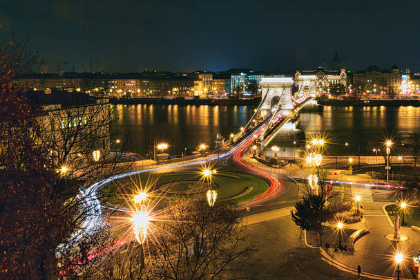 Este megvilágított Széchenyi Lánchíd Budapesten - Fotó, kép