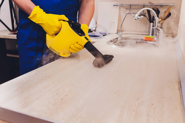 férfi takarítás konyha gőztisztító szivacs. - Fotó, kép