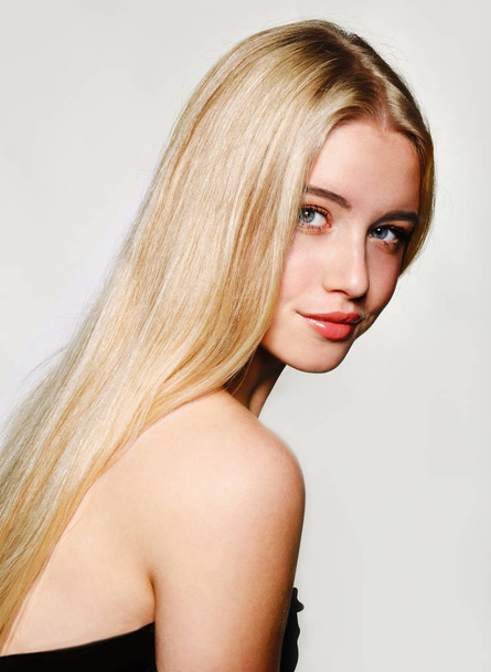 Portrait of beautiful blonde young woman face.  Spa model girl w - Foto, immagini
