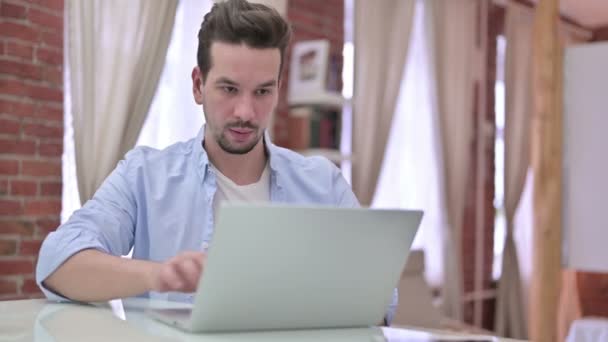 Ambiciózus fiatalember dolgozik Laptop  - Felvétel, videó