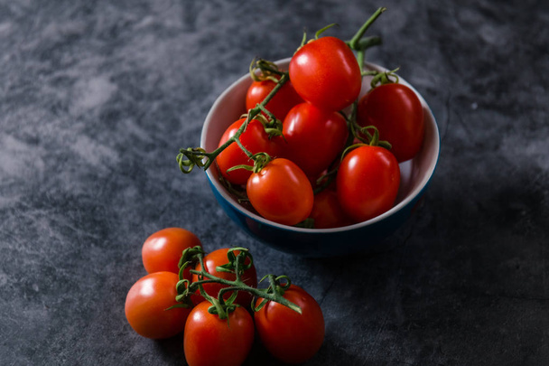 tomates cerises savoureuses fraîches sur fond de pierre sombre avec copie s
 - Photo, image