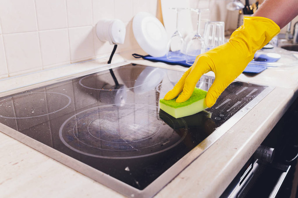 Cleaning kitchen hob with a steam cleaner. - Foto, Imagem