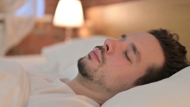 Πορτρέτο του Σοκαρισμένου Νεαρού Ξυπνήστε από τον ύπνο στο κρεβάτι  - Πλάνα, βίντεο