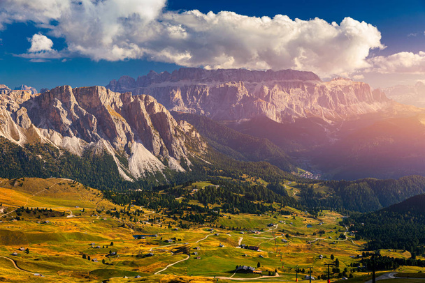 Άποψη στην κορυφή Seceda. Trentino Alto Adige, Δολομίτες Άλπεις, Νότια  - Φωτογραφία, εικόνα