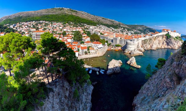 Dubrovnik. Gün batımında eski şehir duvarları ve kuleleri. - Fotoğraf, Görsel