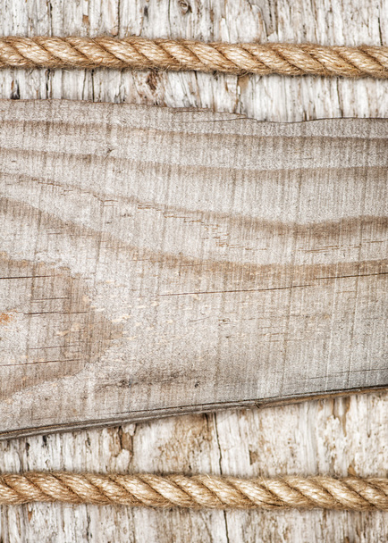 Stück Planke und Seil auf dem alten Holz - Foto, Bild