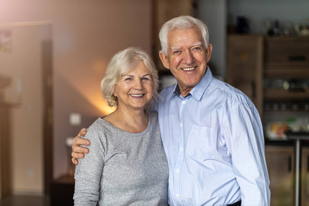 Feliz pareja de ancianos abrazándose en su casa
  - Foto, Imagen