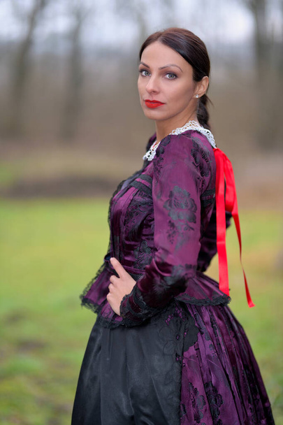 Geleneksel kostümlü, güzel, Slovak kadın. - Fotoğraf, Görsel