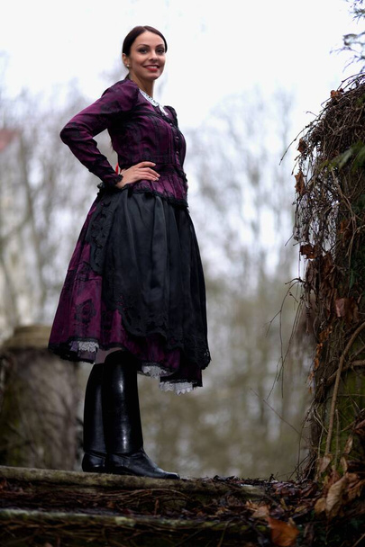 Joven hermosa eslovaca en traje tradicional - Foto, imagen