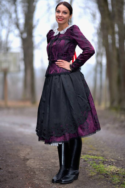 Молодая красивая словацкая женщина в традиционном костюме - Фото, изображение