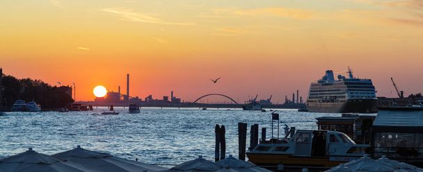 イタリアのサンセットでヴェネツィアのグランド運河。美しい写真 - 写真・画像
