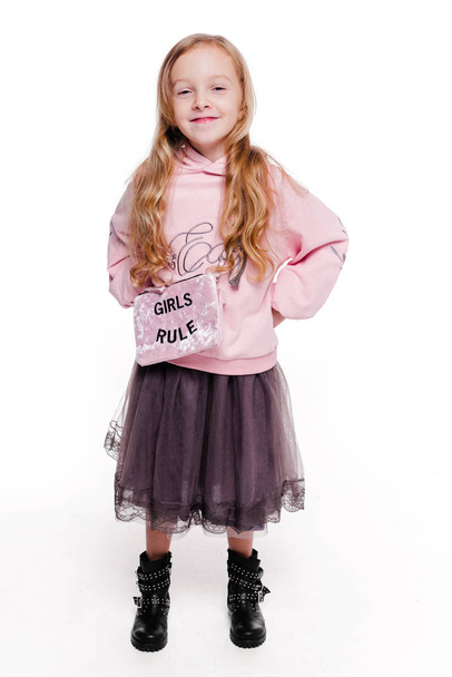 Pieni muodikas tyttö vaaleanpunainen pyörä huppu ja laukku tekstiä koskevat säännöt tyttö
.  - Valokuva, kuva