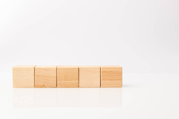 Cubos de madera sobre fondo blanco  - Foto, imagen