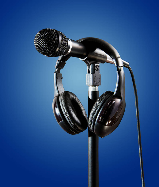 Microfone de estúdio e fone de ouvido para gravação Singer
 - Foto, Imagem