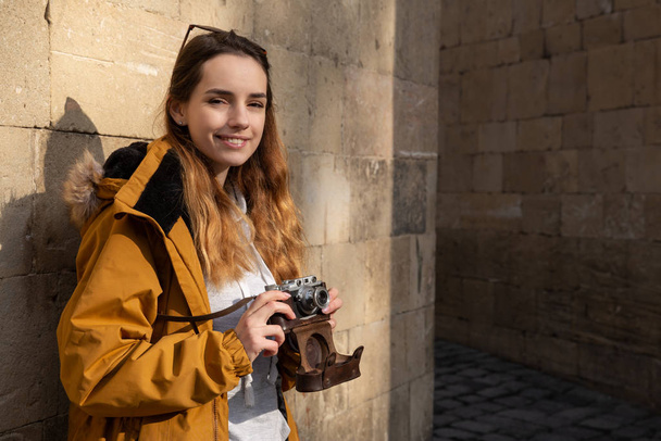 Foto de una joven turista explorando las calles de Bakú. Moody fotos de adolescente visitando la ciudad vieja y tomando fotos de la ciudad
. - Foto, imagen
