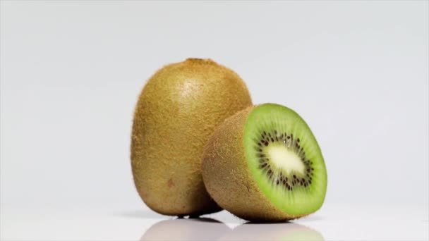 Organické Kiwi se stínem na bílém stole, otáčení 360 stupňů. Bílé pozadí.Ultra vysoké rozlišení 3840x2160.4k rozlišení - Záběry, video