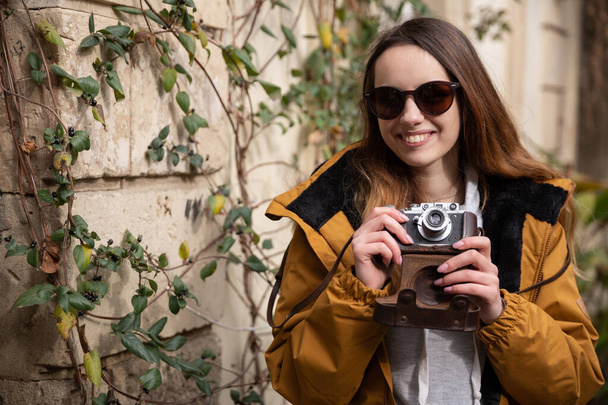 Photo of young tourist girl exploring streets of Baku. Moody photos of teenager girl visiting old city and taking photos of the city. - Foto, imagen