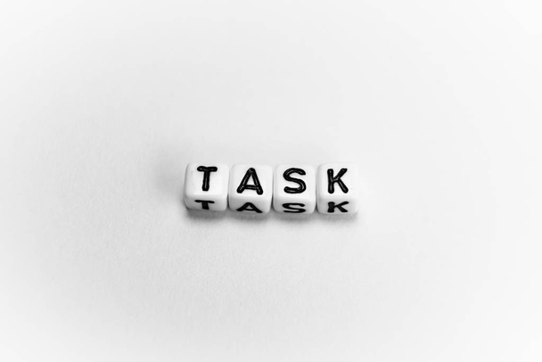 Белые кубики со словом TASK на белом фоне
 - Фото, изображение
