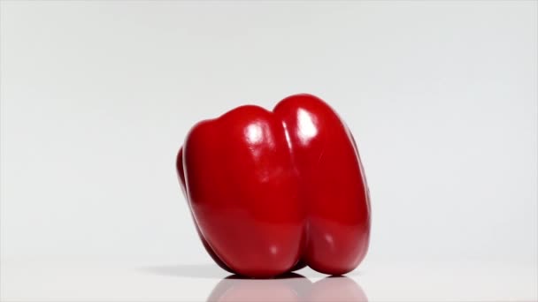 Red Bell Pepper com sombra em uma mesa branca, rotação 360 graus. Fundo branco.Resolução ultra alta 3840X2160.4K da definição
 - Filmagem, Vídeo